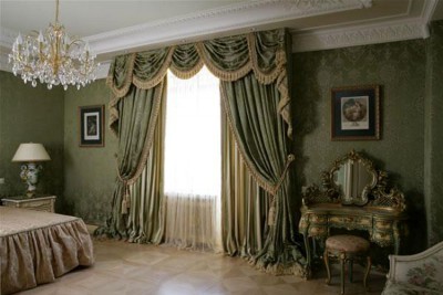 Классические шторы в спальне